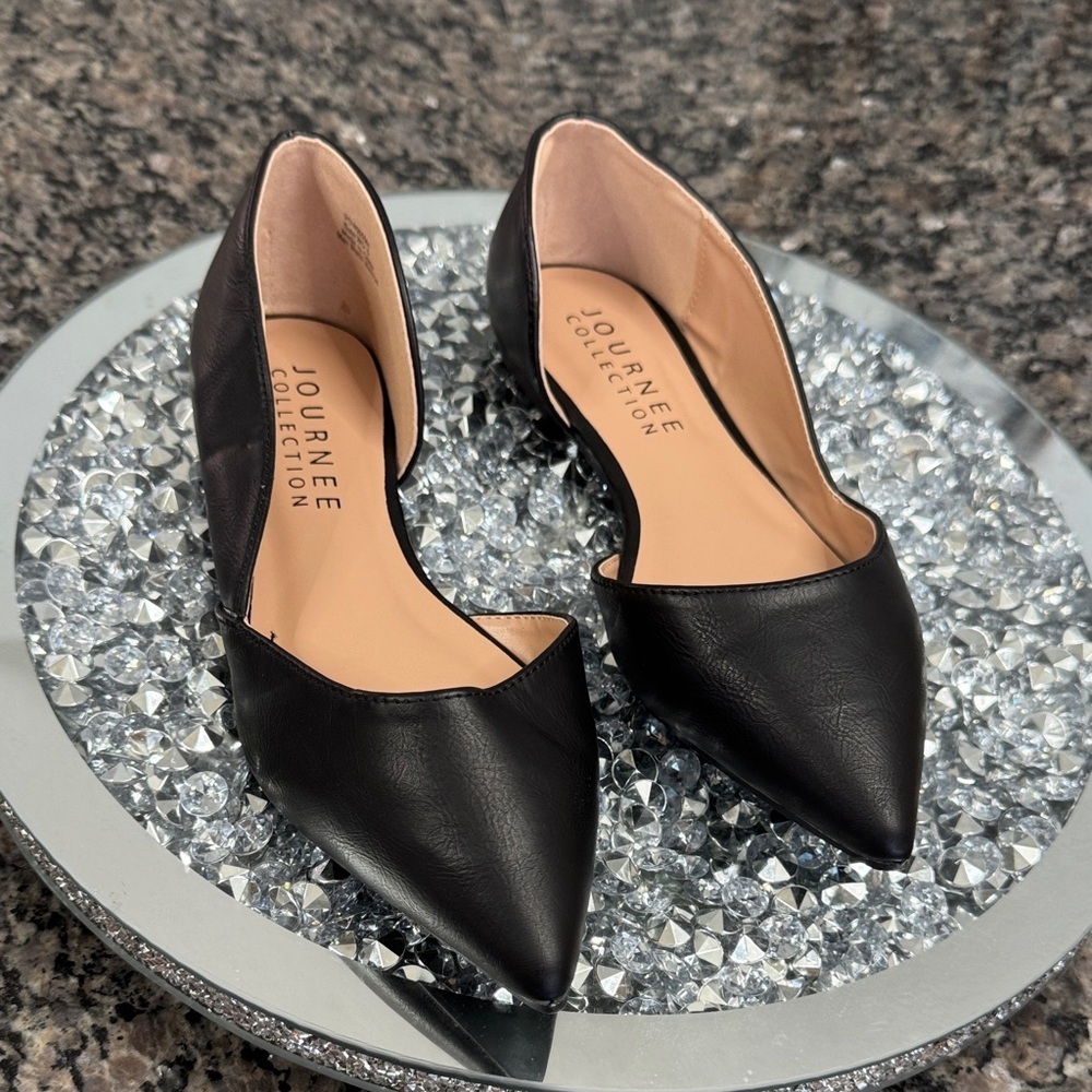 Journee Collection Women's Black Pointed Flats NEW 6W